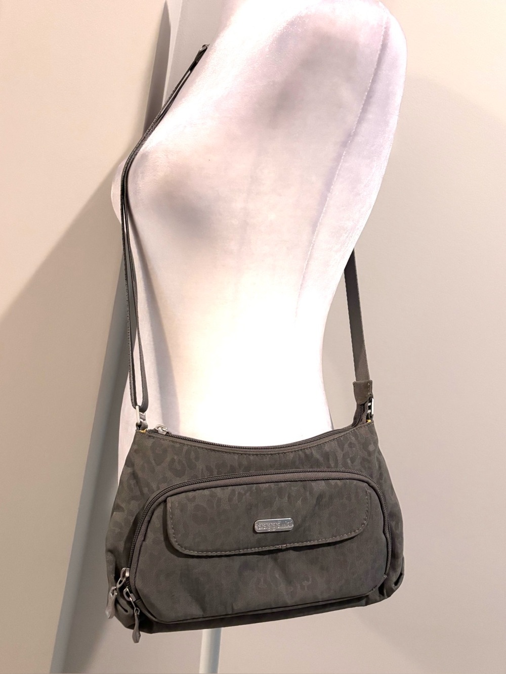 Baggallini Everyday Bag Crossbody Travel Multifunctional Pockets Gray Leopard